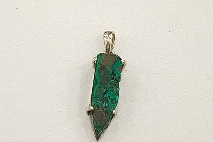 8.10/GM MALACHITE SILVER PENDANT (525)