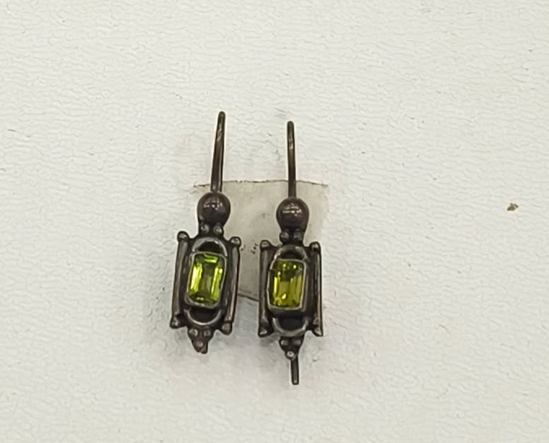 3.90/GM PERIDOTE RAJWARA SILVER EAR RINGS (525)